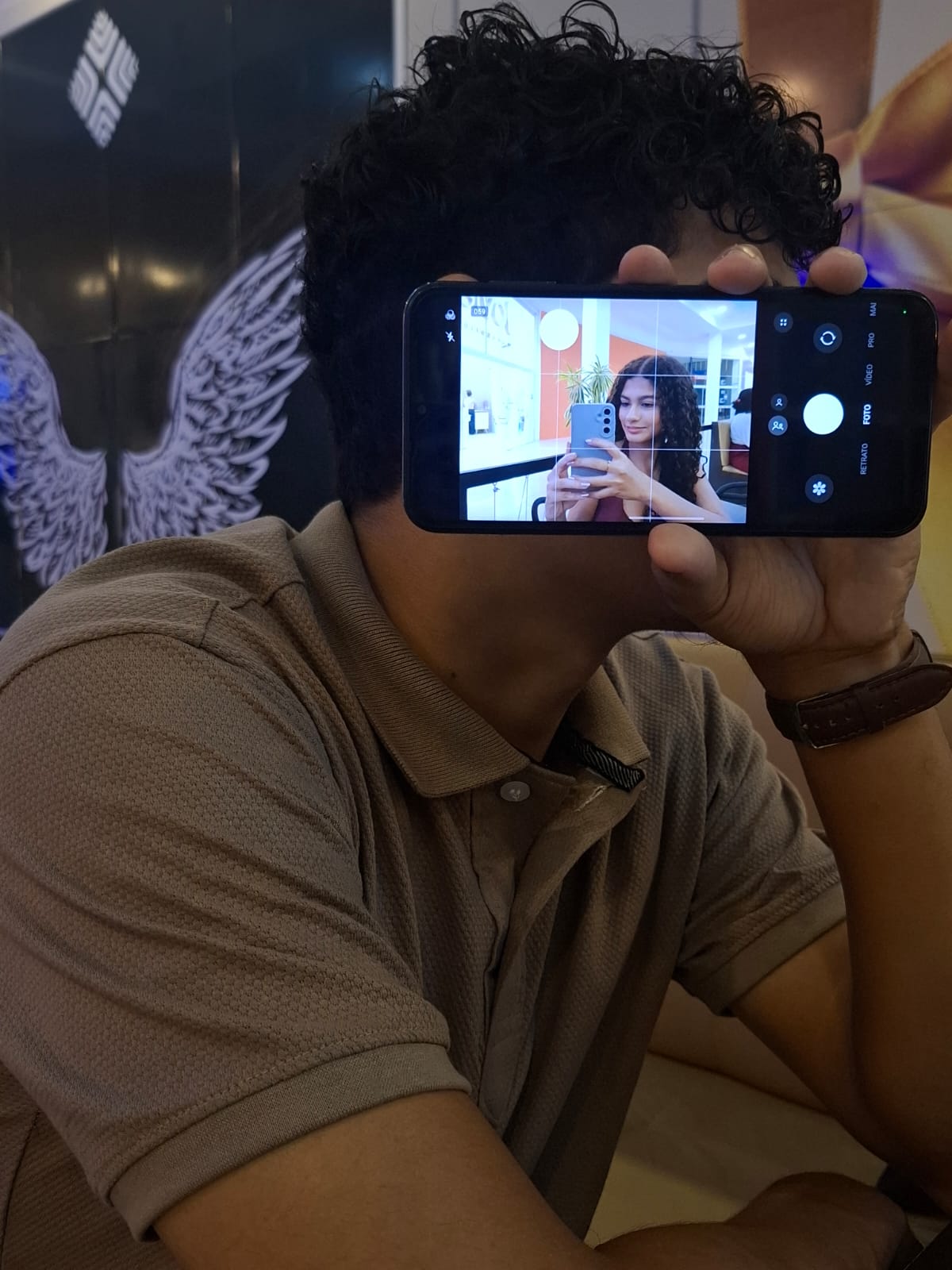 Caio fotografando Carla pelo celular