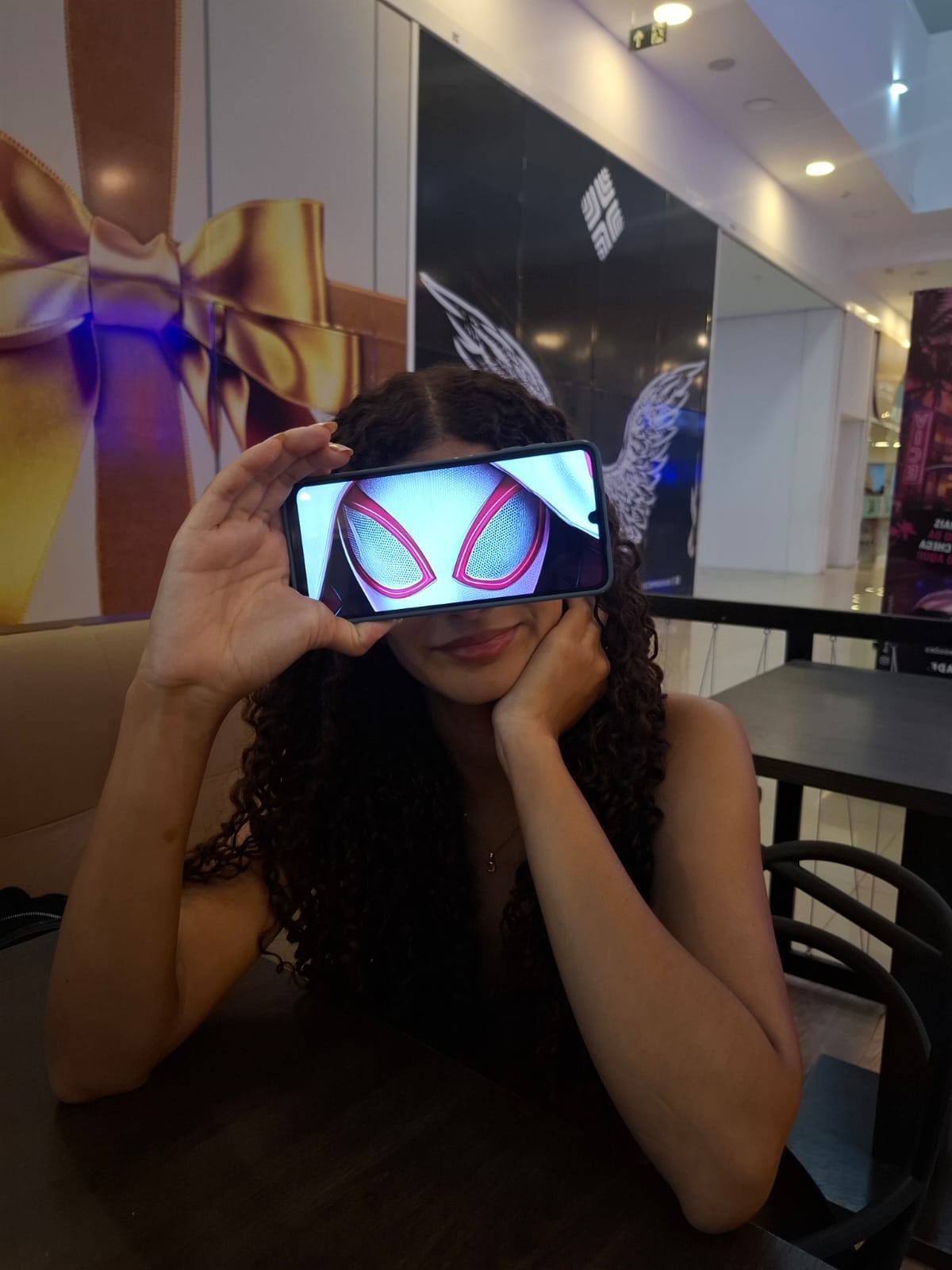 Carla brincando com uma imagem do Homem-Aranha