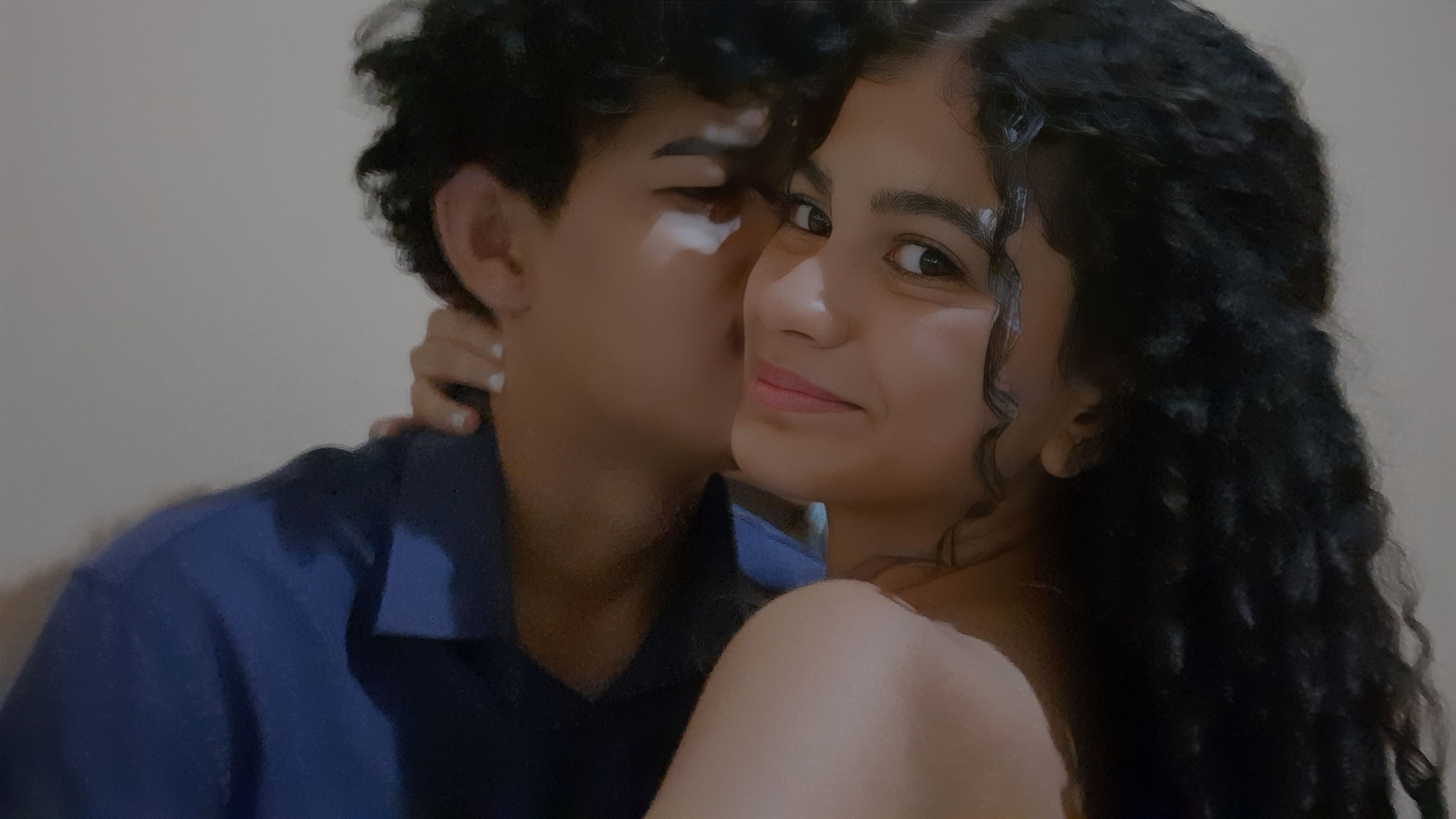 Caio dando um beijo em sua felicidade