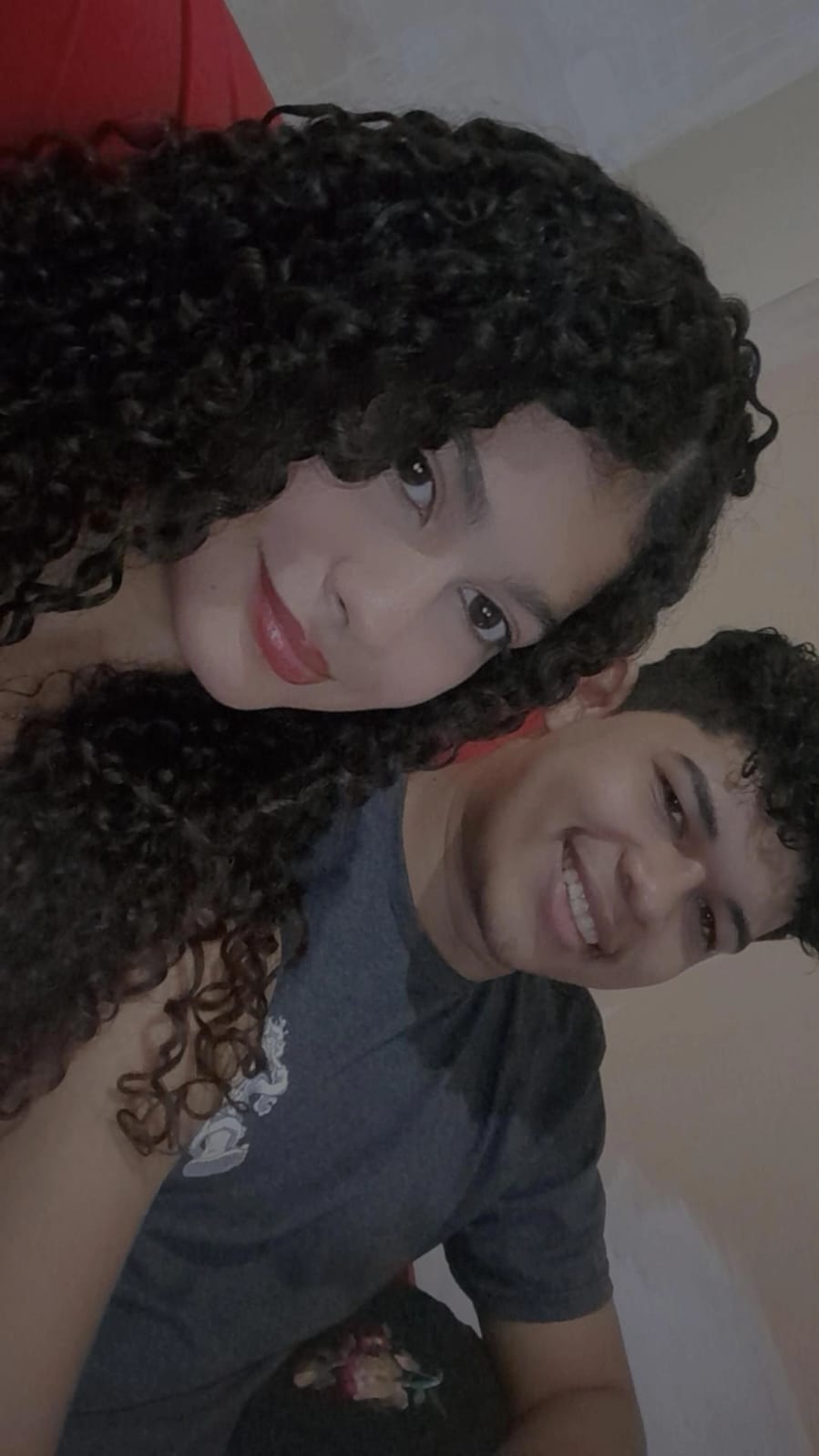 Caio e Carla sorrindo juntos em casa em 2025
