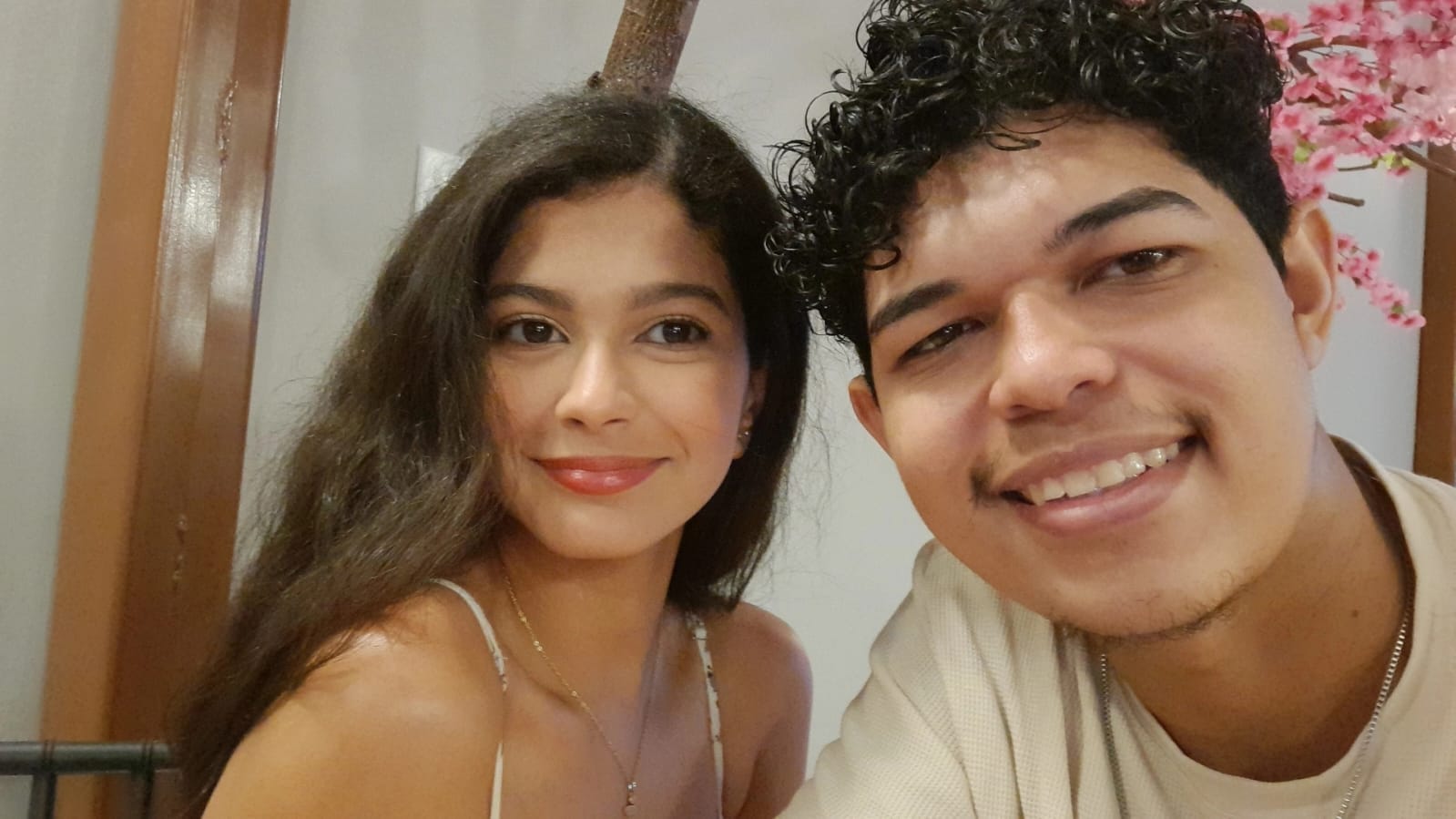 Caio e Carla sorrindo juntos em 2026